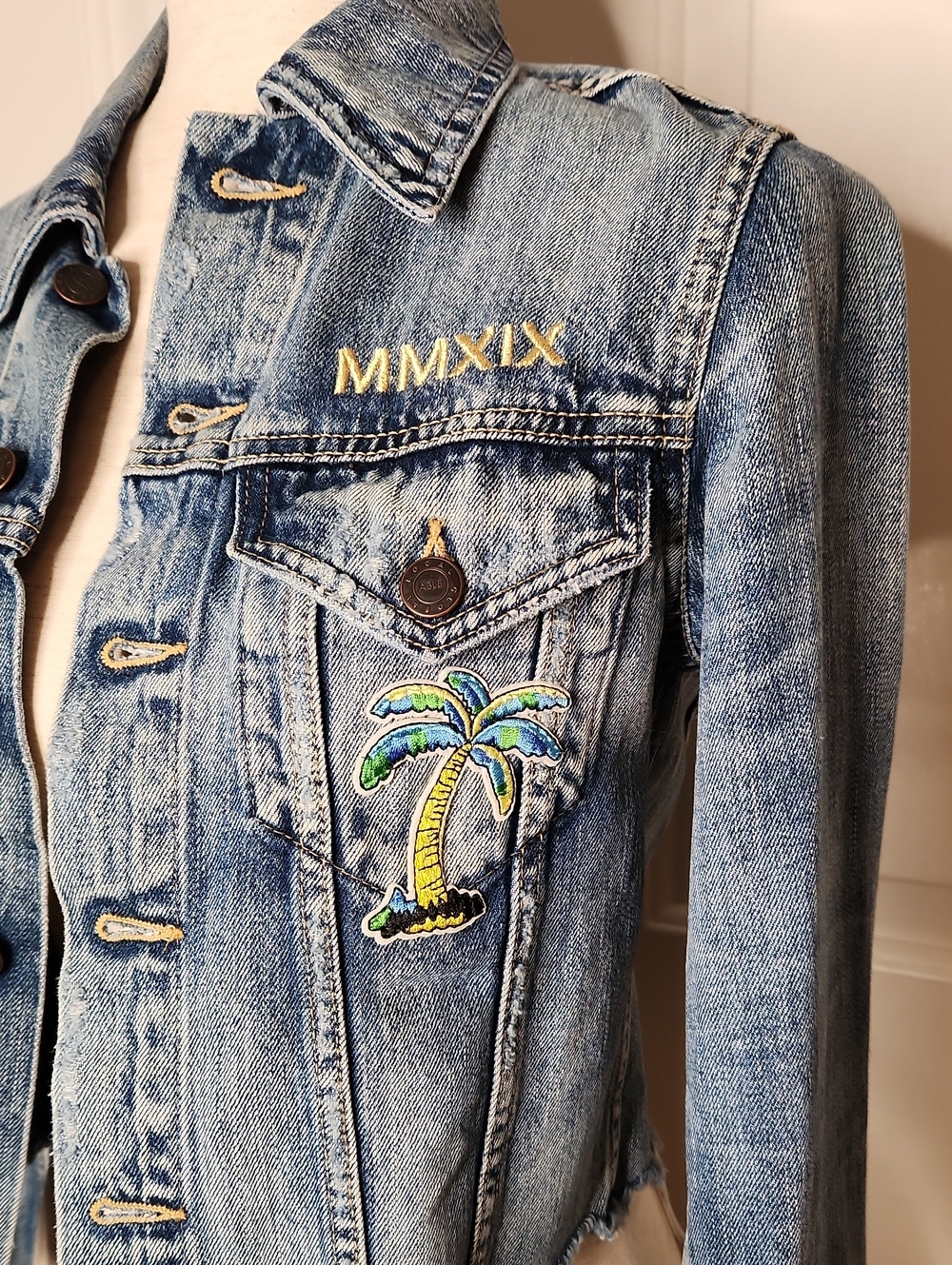 Gorgeous Things Distressed Blue Denim Jacket - See measurements - Picture 2 of 11